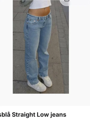 Ljusblå raka jeans från Weekday - Säljer ett par ljusblå jeans från Junkyard i storlek S med rak passform och låg midja. Jeansen är aldrig använda då det var för stora för mig, så helt nya med prislapp kvar. Nypris 599kr Midjemått finns på bilderna!💞