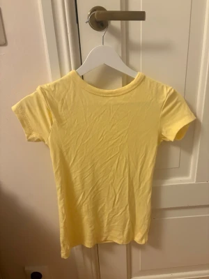 Gul kortärmad t-shirt från Zara - Gul T shirt från Zara i storlek S helt nyskick med lappen kvar 