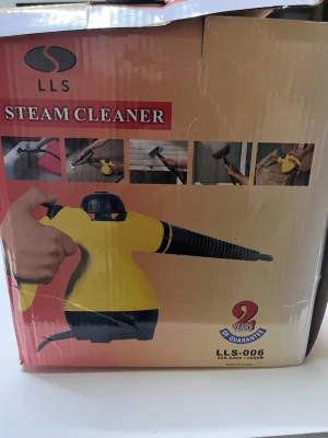 Gul ångtvätt LLS Steam Cleaner - Säljer en gul och svart ångtvätt från LLS, modell LLS-006. Perfekt för rengöring av olika ytor i hemmet. Kommer med flera munstycken och tillbehör för flexibel användning. Drivs med sladd och har ergonomiskt handtag.