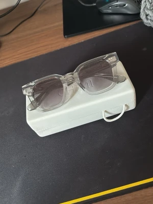 Transparenta solglasögon från CHIMI - Snygga Chimi solglasögon perfekta till sommaren/våren! Färgen är grå och modellen är 04 Core. Strl: Medium! Nästan aldrig använda och allt tillkommer! 