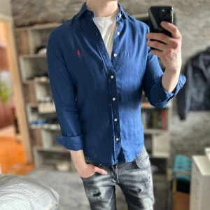 Ralph Lauren linneskjorta - Mycket fint skick, inga defekter. Nypris ca 2000kr. Storlek S, passar dig som är 170-180cm ungefär. Skriv för mer information!🤝