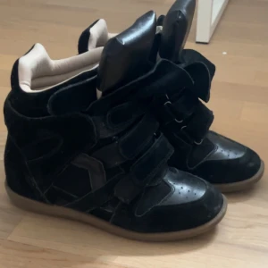 By bootilier skor - Säljer dessa skor, sparsamt använda. Nypris 1800 men säljer för 900💕 pris kan diskuteras.                    ⚠️🙅‍♀️äkta⚠️