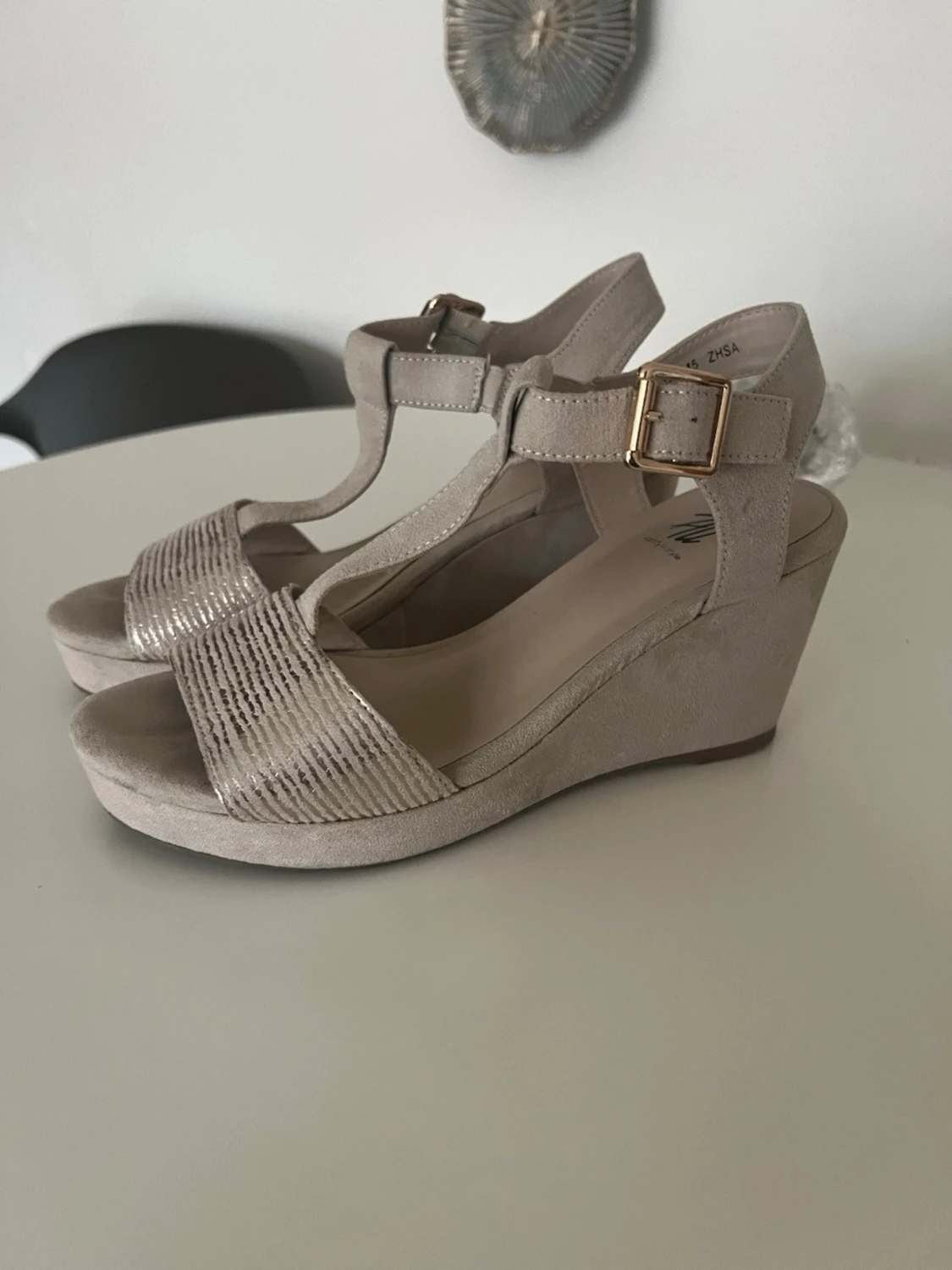 Beige kilklackade sandaler med spänne
