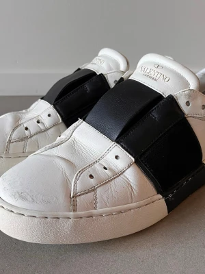 Valentino Open Laceless strl 38 - Snygga sneakers från Valentino, storlek 38.