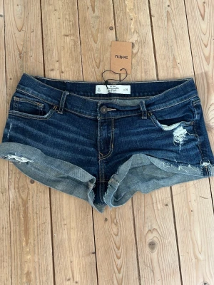 Mörkblå jeansshorts Abercrombie - Snygga mörkblå low waist jeansshorts från Abercrombie & Fitch! Köpta från Sellpy men var inte min storlek så säljer därför vidare💕skriv om det är nåt du undrar över, pris kan diskuteras 