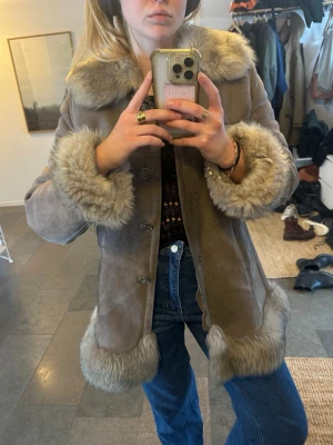 Pälskappa vintage - Snygg grå fårskinnskappa köpt secondhand!! Super varm💗