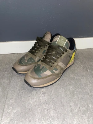 Valentino Rockeunner  - Säljer nu dessa Valentino Rockrunners | Storlek 41 men passar även större | Skick 9/10 ända defekten är att de lossnat lite fram på höger skor (bild 4) | Pris inte hugget i sten | Skriv vid funderingar // Mvh 