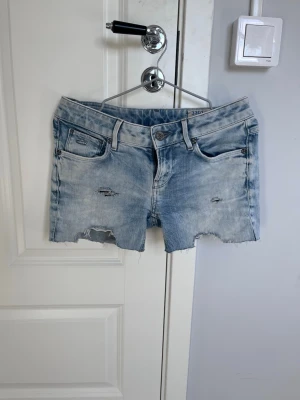 Jeansshorts  - Snygga jeansshorts med slitningar, sitter som xs/s men dock står det ingen storlek eller märke