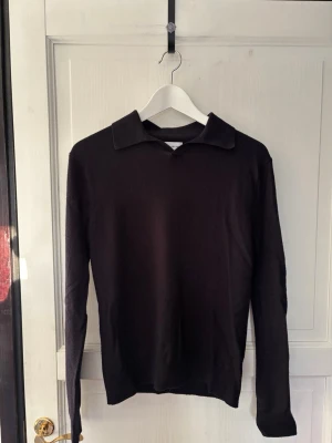 These Glory Days | Merino ull | Strl. S/XS - Tröjan är knappt använd  eftersom den är för liten för mig. Storleken är S, men OBSERVERA ATT DEN SITTER SOM XS. Storleken är alltså liten.