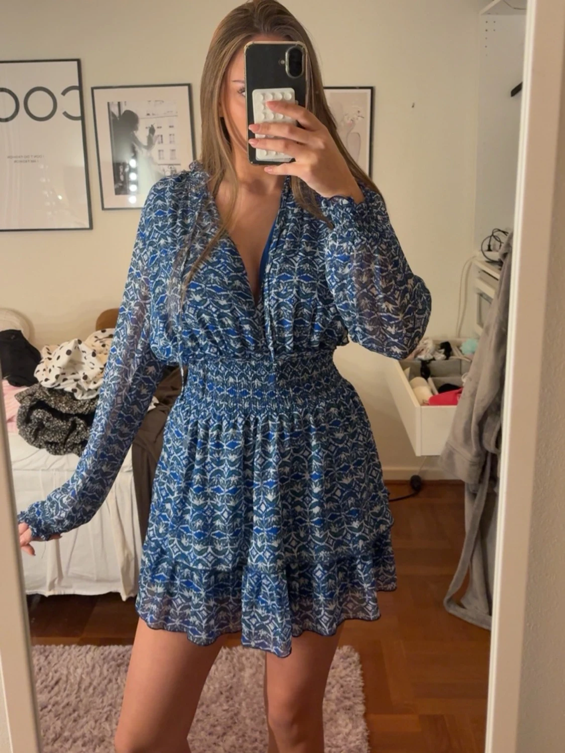 Blå mönstrad kortklänning med v-ringning - 1