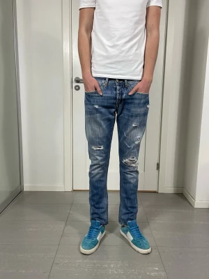 Dondup George Jeans  - Säljer nu dessa Dondup George Jeans med slitningar i populär design, skriv för fler bilder/frågor🙌🏼