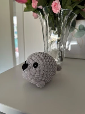 Virkad grå säl - Söt liten virkad grå säl. Ca 12 cm lång (fena inkluderat). Sälen har säkerhetsögon som inte är lämpliga för barn under 3 år💗