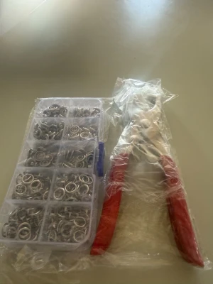 DIY Knappfixare: Skapa egna knappar enkelt - Fixa dina kläder snabbt och enkelt med Tryckknappar Setet! Med robusta knappar och verktyg kan du lösa små sömnadsproblem på ett ögonblick. Perfekt för alla typer av plagg och kommer i en praktisk förpackning med 100 knappar och förvaringslåda. Ta kontroll över din stil idag! 