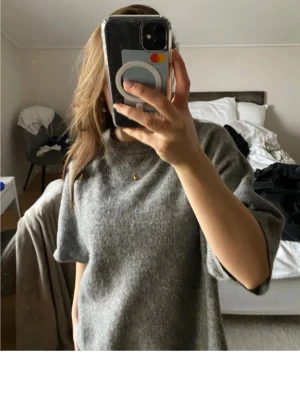 Grå stickad tröja - Superfin och mjuk stickad trekvartströja! Aldrig använd därför säljs den🥰Storlek XS men är oversized så passar s/m💕