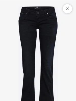 Ltb bootcut jeans - Snygga svarta/mörkblå bootcut jeans från LTB. Storlek 24/30