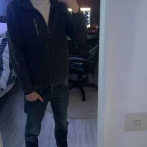 Sail racing hoodie - Tja säljer den sail racing hoodie då jag inte har nån användning av den. Storlek 170..   men vet inte riktigt vilken färg de är nån slags mörkblåa men vet inte hur färgen ser ut igentligen därför ja släpper den så billigt annars Inge fel väldigt bra pass form.  😁