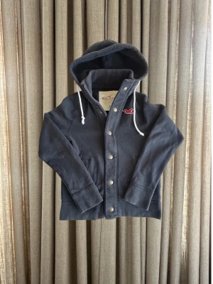 Hollister cardigan svart -  S - Fint skick, inga defekter. Om du undrar över något tveka då inte på att höra av dig!