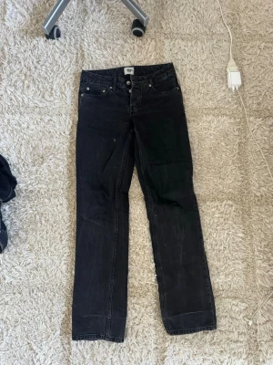 Svarta raka jeans från lager 157 - Säljer ett par svarta jeans från lager 157 med rak passform och klassisk femficksdesign. Säljer pågrund av att de inte passar längre