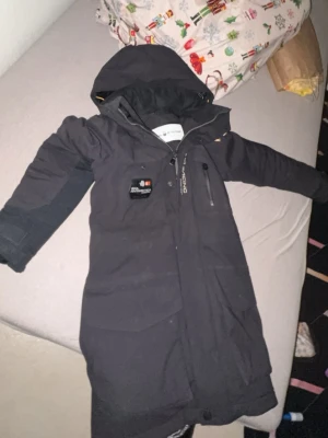 Svart jacka ifrån sail racing  - Lång svart jacka ifrån sail racing 