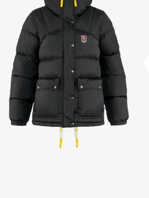 Svart dunjacka från Fjällräven - Snygg svart dunjacka från Fjällräven jag säljer min för den inte komma till andvändning. Den är jättesnygg och har inte andvänt många gånger så är som ny. Storlek M.skriv privat för flera bilder😊