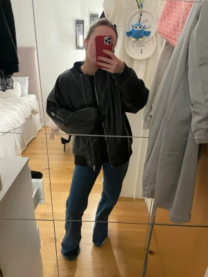 Skinnjacka - Skinn bomberjacka, lite stor på mig som är xs, passar nog bra på att S och M beroende på önskad passform. Så snygg! Nyskick😍