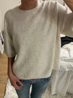Beige stickad tröja  - Trekvartssarmmmmm-snygg å i nyskick