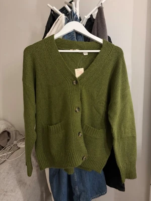 Olivgrön stickad kofta💚 - Helt ny med prislapp, aldrig använd pga att den är för stor för mig