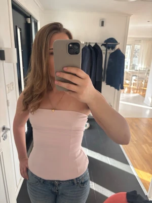 Ljusrosa  tubtopp från Zara - Superfin rosa off shoulder topp från Zara ✨ Jättebra passform och perfekt till både vardag och fest! Använd få gånger💗