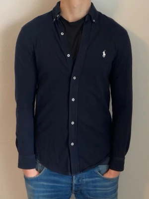 Ralph Lauren skjorta - Fint skick, inga defekter eller något liknande | modellen är 185 cm lång och väger ca 78 kg, den är för liten.
