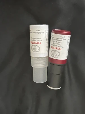 Toyota Touch-Up Set lackstift röd - Toyota Touch-Up Set med två lackstift, en i röd metallic och en klarlack. Perfekt för att fixa små repor och stenskott på bilen. Originalförpackning med tydlig märkning och instruktioner. Smidig förvaring i medföljande kartong.