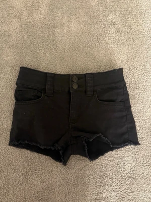 jeans shorts - storlek 146 men väldigt strechiga och nypris 199kr