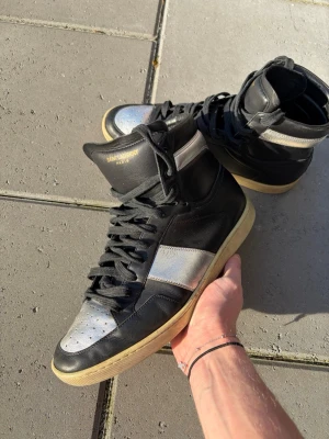 Saint Laurent SL/10H Sneakers  - Sjukt bra skick! Kom med prisförslag🙏 har ni några frågor eller funderingar är det bara att höra av er!