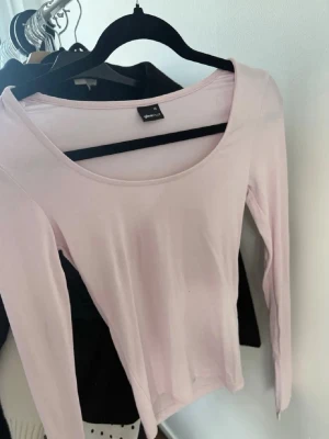 Ljusrosa långärmad topp Gina Tricot - Säljer en ljusrosa långärmad topp från Gina Tricot. Toppen har en rund halsringning och är i ett mjukt, stretchigt material som sitter snyggt på kroppen. Perfekt att matcha med jeans eller kjol för en enkel och clean look.