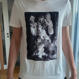 Limitato T-shirt - Väldigt snygg Limitato T-shirt som är i väldigt bra skick och använd fåtal gånger! kommer i original box(se bild)  Style name: 10719-Fender Stratocaster Artist: Ed Caraeff Regular fit  