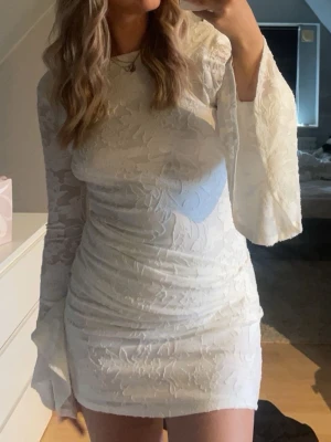 Student klänning  - Säljer ni min fina studentklänning. Använd endast under student dagen och i fint skick! Från asos storlek 36. Öppen i ryggen och sitter så fint på. 