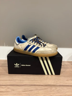 Adidas Wales Bonner  - Säljer dessa adidas Wales Bonner som e riktigt snygga och fräscha. Allt og följer med såsom box extra skosnören etc.  Hör av er vid frågor och pris går såklart att diskutera 