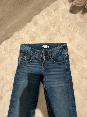 Blåa Gina jeans  - Blåa Gina jeans strl 152. Bootcut, fin passform 