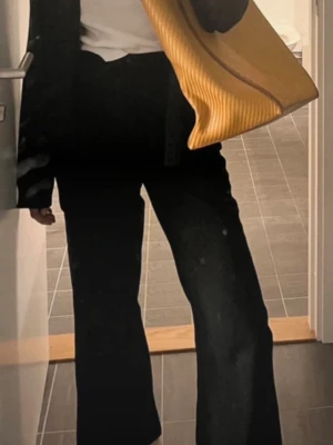 Stylein tote - Height: 33 cm, Width: 40 cm, Handle: 58 cm. Använt skick därav lite slitna hörn samt en lite missfärgningar på båda sidorna men överlag ett bra skick.