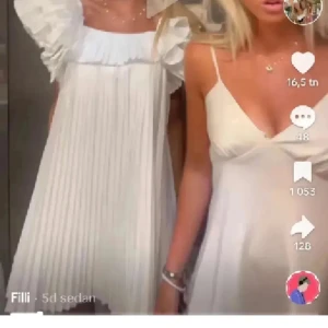 Studentklänning - !Reserverad!Säljer min studentklänning som endast är testad och lappen finns kvar. Det finns en liten fläck (syns på bild), men man märker inte av den när man har på sig klänningen. (Går förmodligen bort om man försöker). Skriv innan ni klickar på köp