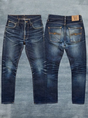 NUDIE DRY JAPAN SELVAGE - Ett par helt sjuka nudies med en helt galen kontrast i all fading som tar många många år att uppnå! Japansk selvedge av högsta kvalitet, finns reparationer i grenen. Modellen kallas Lean Dean och passar slimfit. Storlek 27/30 men utgå alltid från måtten! Mått: Midja - 37 cm, Ytterbenslängd - 99 cm, Benslut - 16 cm