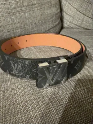  svart monogram bälte - Dm vid intresse..