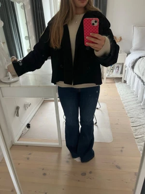 Svart trenchcoat  - Svårt trenchcoat från GinaTricot. Passar XS-M