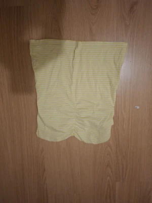 Gul- och vitrandig tubtopp - Söt tubtopp i ljusgul med vita tunna ränder. Toppen har en enkel, rak passform och är perfekt för varma dagar. Mjuk och stretchig känsla i materialet.