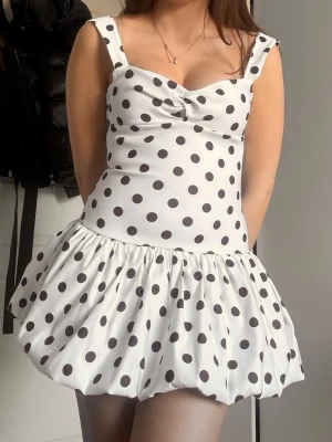 Prickig Zara klänning  - Säljer denna otroligt fina klänning från Zara i storlek S men passar även xs. Den är så himla trendig och efterfrågad och därav priset. Helst vill jag byta den mot en likadan i M/L annars säljs den för 1000kr. Aldrig använd endast tagit av prislappen