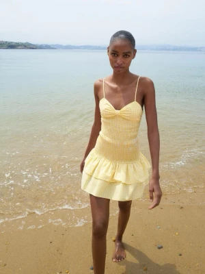 Gul Zara klänning rutig  - Gullig populär Zara klänning som e gul med rutor och scrunch vid midjan, knyt i ryggen, söt till sommaren, nästan aldrig använd 