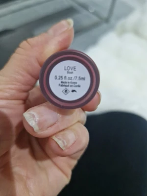 Rare Beauty Soft Pinch Liquid Blush Love - Rare Beauty Soft Pinch Liquid Blush i nyansen Love. Flytande rouge i en djup rödrosa färg med matt finish. Kommer i en stilren frostad flaska med silvrig kork och praktisk applikator. Perfekt för att ge kinderna en naturlig och fräsch look.