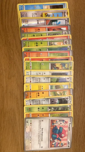 Samling Pokémonkort, blandade typer - En samling Pokémonkort med olika motiv och färger. Korten har klassisk blå baksida och framsidor med färgstarka illustrationer av olika Pokémon. Perfekt för dig som gillar att samla eller spela Pokémon TCG. Materialet är tålig kartong med tryck.