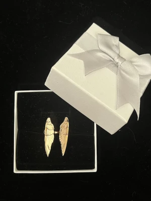 Guldig ring med vingar  - Helt ny. Justerbar. Frakt 29kr. tryck på köp nu!! 🪽✨