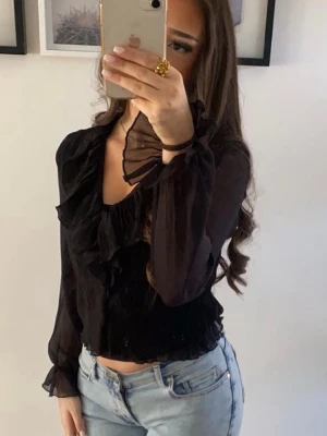 Svart volangblus  - Snygg svart blus med volangdetaljer framtill. Passar både xs till s💗