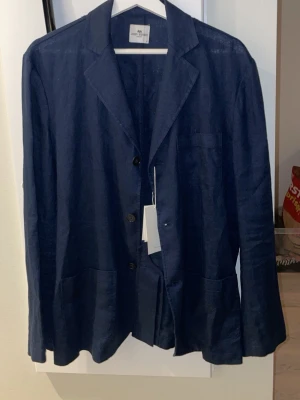 John Henric Linen Blazer - Nyskick (aldrig använd), köpt som present på NK. Modellen heter Linen SB Blazer och säljs inte för tillfället. Nypris 1500, mitt pris 1000 kr. Öppen för diskussion! /Josef
